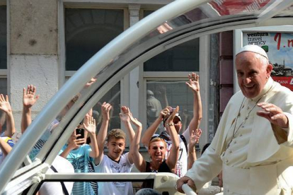 El papa Francisco durante su recorrido con el papamóvil por las calles de Sarajevo.-Foto:   REUTERS / STRINGER