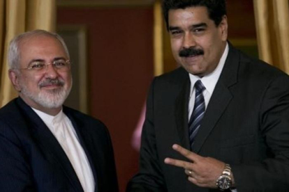 Nicolas Maduro, con el ministro de Exteriores iraní, Mohamed Javad Zarif.-ARIANA CUBILLOS / AP