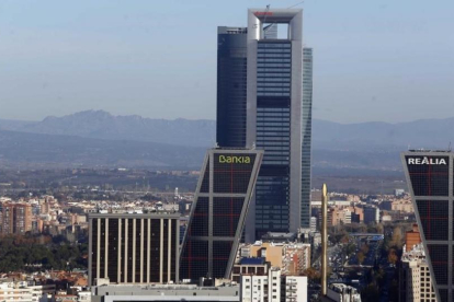 La Torre Cepsa, el edifico más alto en la foto, propiedad de Pontegadea.-/ PERIODICO