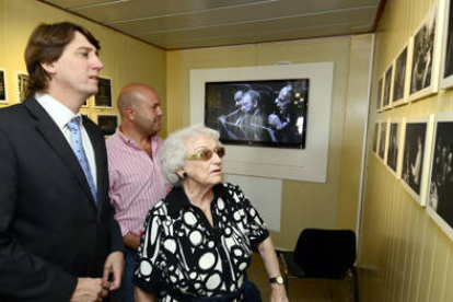 Carlos Martínez y José Manuel Aceña visitan junto a la viuda de Odón Alonso el auditorio en su honor. / Á.M.-