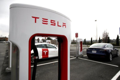 Tesla señaló en un comunicado que todos sus vehículos se venderán exclusivamente a través de internet para reducir sus costes.-GETTY IMAGES