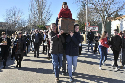 ES tradición que los niños se monten sobre el Arca durante la procesión civil.-V.G.