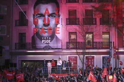 Pedro Sánchez saluda a sus simpatizantes en la sede del PSOE, en la madrileña calle de Ferraz, el pasado 28 de abril.-DAVID CASTRO
