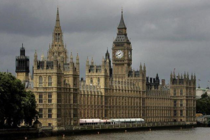 Parlamento británico en el río Támesis en Londres-KIRSTY WIGGLESWORTH (AP)