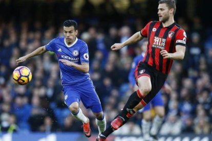 Pedro pelea por el balón con Francis, del Bournemouth, en Stamford Bridge.-REUTERS / PETER NICHOLLS
