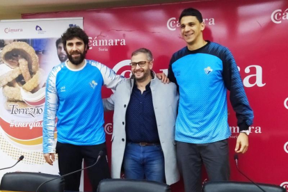 El técnico, Manuel Sevillano, el presidente del club, Alfredo Cabrerizo, y el nuevo jugador, Igor Silva.-HDS