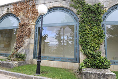 Las cristaleras expositivas del parque del Castillo. / VALENTÍN GUISANDE-