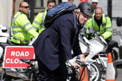 El exalcalde de Londres Boris Johnson, abanderado del 'brexit', conduce su bici por el centro de Londres, este miércoles.-AFP / DANIEL LEAL-OLIVAS