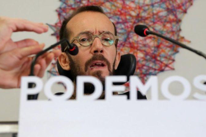 Pablo Echenique,  durante la rueda de prensa en la sede de Podemos en Madrid.-JUAN MANUEL PRATS