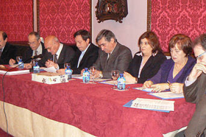 Asamblea de socios del Casino celebrada ayer en el salón Gerardo Diego. / J. M. -