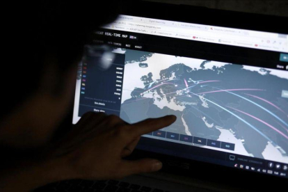 Las amenazas de ciberataques están afectando a todo el mundo, convirtiéndose en una prioridad entre los problemas internacionales.-ERDEM SAHIN (EFE)