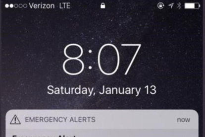 Captura de la pantalla del móvil de un ciudadano de Hawai en la que se lee el mensaje posteriormente desmentido.-EL PERIÓDICO