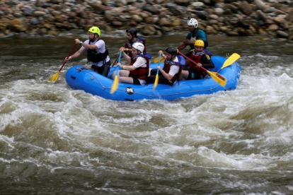 Un grupo de exmiembros de las FARC en el equipo nacional de rafting en Colombia.-REUTERS