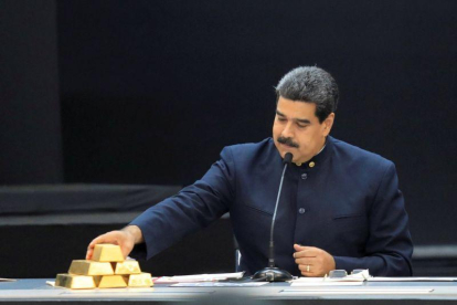Nicolas Maduro tiene que recurrir a las reservas de oro para tener ingresos tras las sanciones de EEUU.-REUTERS