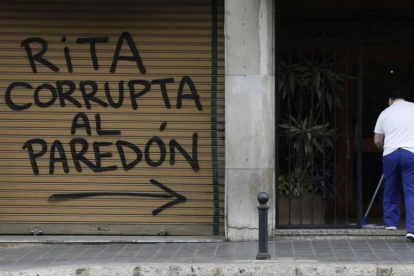 Pintada amenazante aparecida este jueves junto a la vivienda de Rita Barberá en València.-EFE