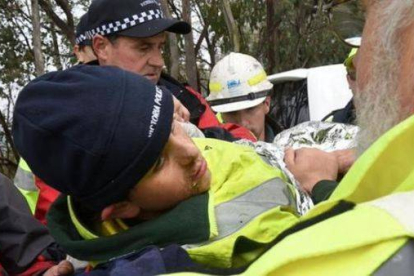 Momento del rescate del niño australiano que pasó cuatro días perdido en el bosque.-