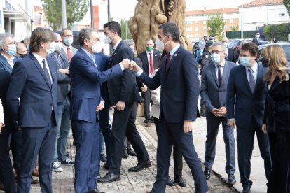 Pedro Sánchez saluda a su llegada a Zapatero.-G.M.