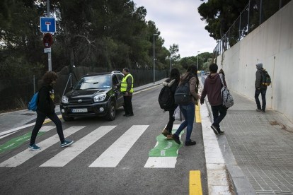 Un paso de peatones en Barcelona-RICARD CUGAT