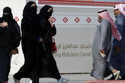 Jóvenes saudís con la abaya en Riad.-/ REUTERS / FAISAL AL NASSER