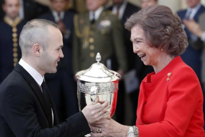Iniesta recibe el premio al fair play de manos de la Reina Sofia en Madrid.-EFE / ZIPI