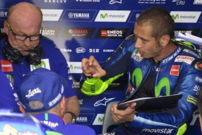 Valentino Rossi le explica, en Brno, a Silvano Galbusera, su técnico, los problemas que sufre cuando pilota la Yamaha.-EMILIO PÉREZ DE ROZAS