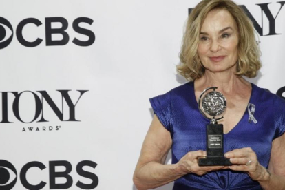Jessica Lange, con su premio Tony por 'Long day's journey into night'.-REUTERS / ANDREW KELLY