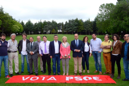 Alcaldes y candidatos del PSOe ayer en La Dehesa.-Álvaro Martínez
