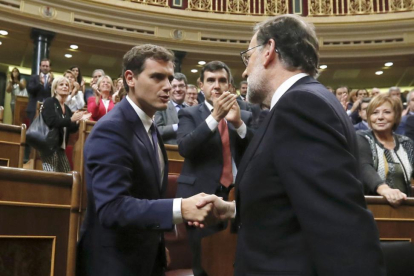 Albert Rivera y Mariano Rajoy se saludan, tras la investidura del candidato del PP.-EFE / JUAN CARLOS HIDALGO