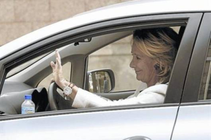 Esperanza Aguirre, conduciendo su vehículo particular.-Foto: EFE/ SERGIO BARRENECHEA