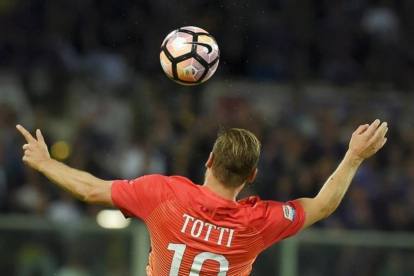 Francesco Totti controla el balón en el partido Fiorentina-Roma del pasado domingo.-AFP / ANDREAS SOLARO