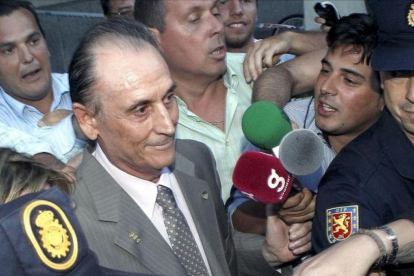 Manuel Ruiz de Lopera, a la salida de un juzgado de Sevilla, en el 2010.-EFE / JUAN FERRERAS