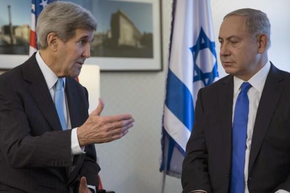 Kerry (izquierda) habla con Netanyahu, en un hotel de Berlín, este jueves.-AP / CARLO ALLEGRI