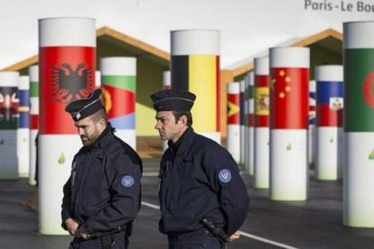 Policías patrullan en la COP21 Conferencia Mundial de Cambio Climático 2015 en París.-EFE / IAN LANGSDON