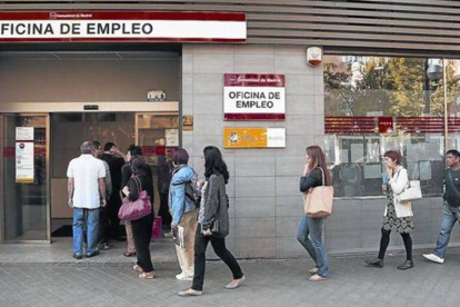 Cola de parados en una oficina de empleo de la Comunidad de Madrid.-Foto: AGUSTÍN CATALAN