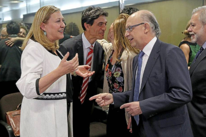 La consejera de Hacienda, Pilar del Olmo, bromea con el ministro Cristóbal Montoro antes de comenzar la reunión en Madrid.-Ical
