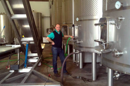 El responsable del vino Camino Soria, José Luis Sanz, en la bodega de elaboración en Aranda de Duero. -