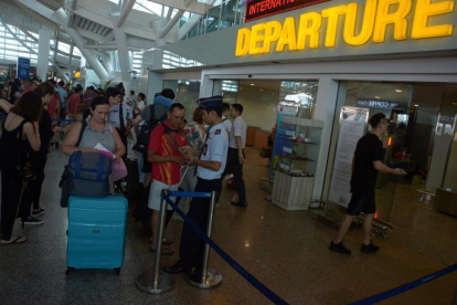 Pasageros haciendo cola en el aeropuerto Ngurah Rai de la isla de Bali, después de que retomara su actividad.-/ REUTERS / ANTARA FOTO (REUTERS)