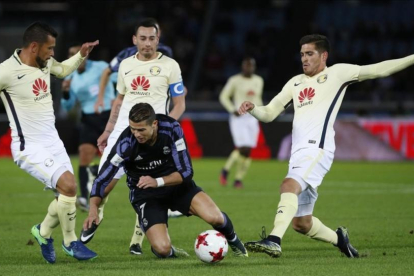 Cristiano Ronaldo cae al suelo rodeado de contrarios durante el primer tiempo del partido.-REUTERS