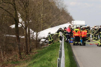 Los servicios de emergencia tratan de socorrer a las víctimas del accidente de una avioneta que se estrelló contra una autopista en Alemania.-Foto: EFE / MARKUS HIBBELER