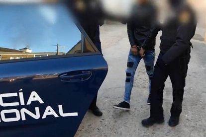 Imagen cuando la Policía detiene a uno de los familiares.-- E.M.