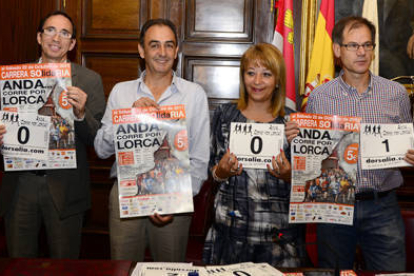 Presentación de la carrera solidaria en el Ayuntamiento. / A. Martínez-