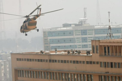 Soldados afganos toman posiciones en la azotea del hospital Sardar Daud Khan de Kabul.-MOHAMMAD ISMAIL