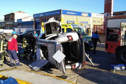 Herida una mujer de 47 años en la colisión entre dos turismos en el polígono de las Hervencias de Ávila.-- ICAL