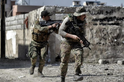 Soldados iraquís patrullan áreas reconquistadas a yihadistas del Estado Islámico, en el oeste de Mosul.-AFP / ARIS MESSINIS