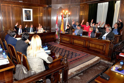 Los concejales del PSOE votan a favor de la moción que pide un reparto del 80-20%.-ÁLVARO MARTÍNEZ