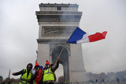 Chalecos amarillos, en la protesta de este sábado en el Arco del Triunfo de los Campos Elíseos, en París-