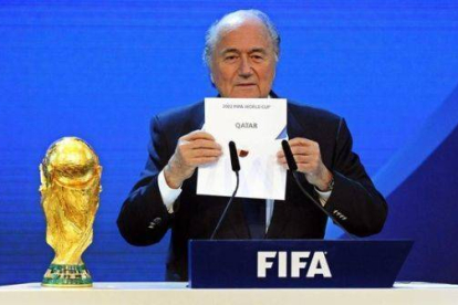 Joseph Blatter, presidente de la FIFA, anuncia la elección de Catar como sede para el Mundial 2022.-Foto: EFE / WALTER BIERI