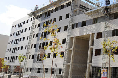 El bloque de 55 viviendas de protección oficial de las dos promociones del Ayuntamiento. / ÚRSULA SIERRA-