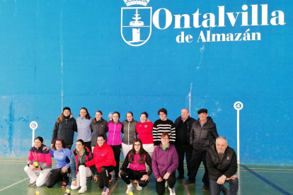Ontalvilla de Almazán fue el escenario de una competición con las mejores raquetas femeninas de Castilla y León. HDS