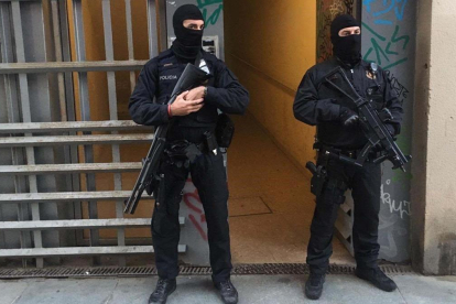Agentes antiterroristas de los Mossos d'Esquadra.-JOAN CORTADELLAS